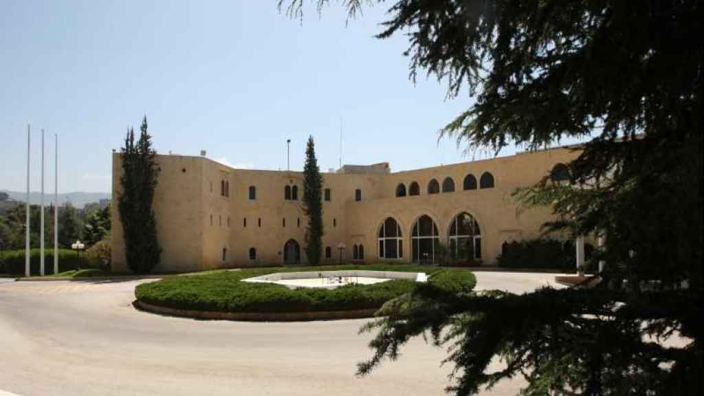 تلويح بتلغيم الاستشارات بـ