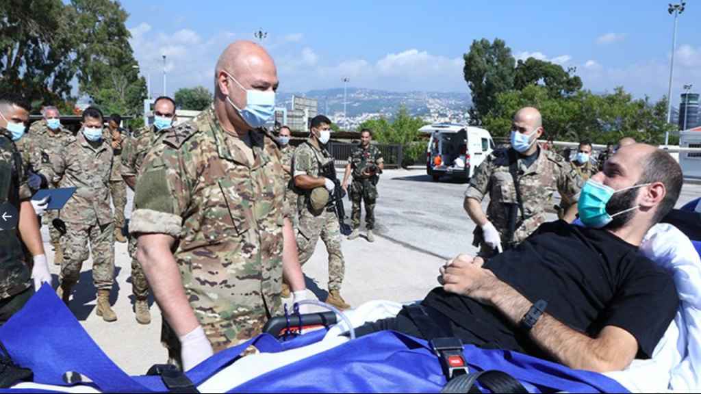 قائد الجيش يستقبل العريف الجريح حسين شعيب في المطار ويقلده وسام الجرحى