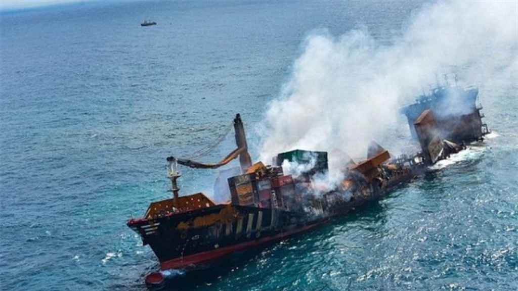 سفينة شحن تغرق في جنوب اليونان ونجاة أفراد طاقمها