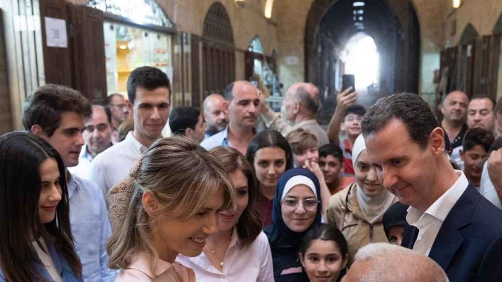 بالصور.. الرئيس الأسد يتجول في أسواق مدينة حلب القديمة ويطلع على أعمال الترميم الجارية في مسجد حلب الأموي