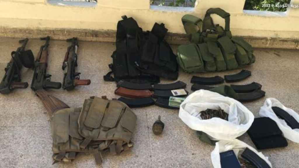 الجيش: دهم في منطقة القبة ـــ طرابلس وضبط أسلحة