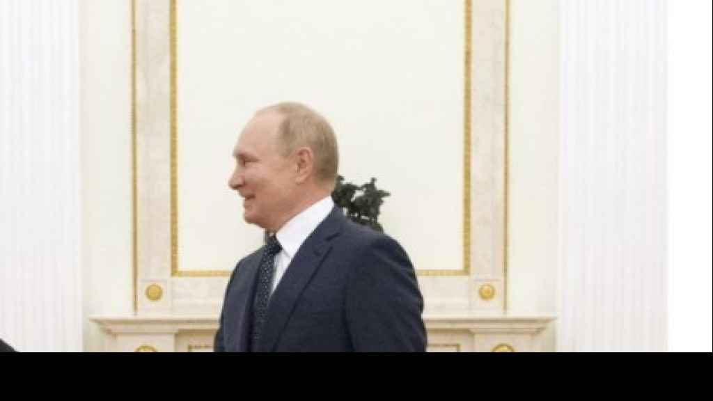 الرئيس الروسي يصل الى العاصمة الإيرانية عشية القمة الثلاثية التي تجمعه برئيسي واردوغان