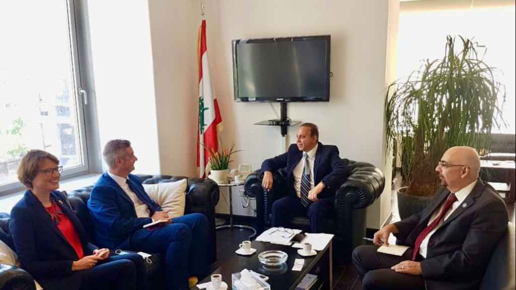 شرف الدين عرض مع المبعوث البريطاني الخاص إلى سورية ملف عودة النازحين