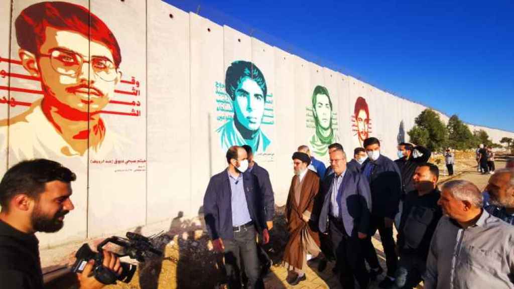 حزب الله يفتتح “أيقونات خالدة من المقاومة” في كفركلا والسيد صفي الدين: جاهزون في كل الجبهات