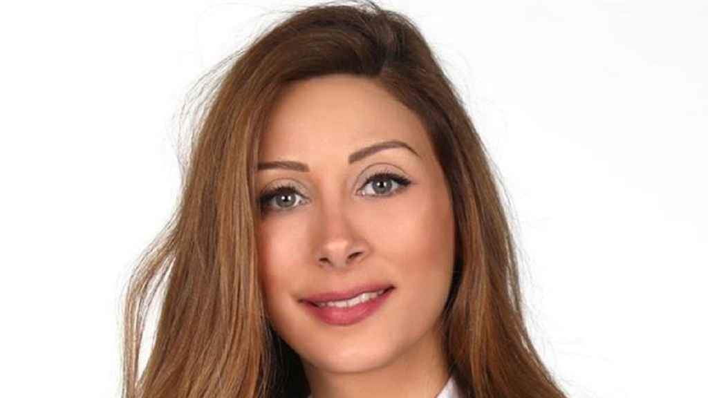 مجلات “البلاي بوي” والواقيات الذكرية.. هذا ما وجدته النائب سينتيا زرازير في مكتب البرلمان الذي تسلمته