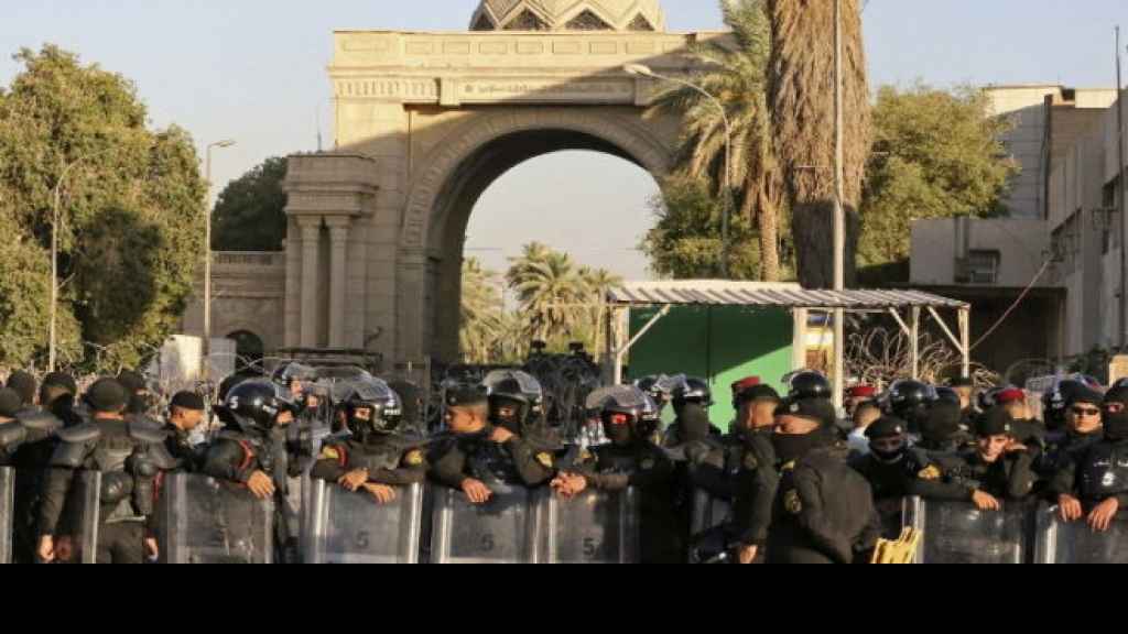 بالصور : متظاهرون اقتحموا المنطقة الخضراء وسط بغداد