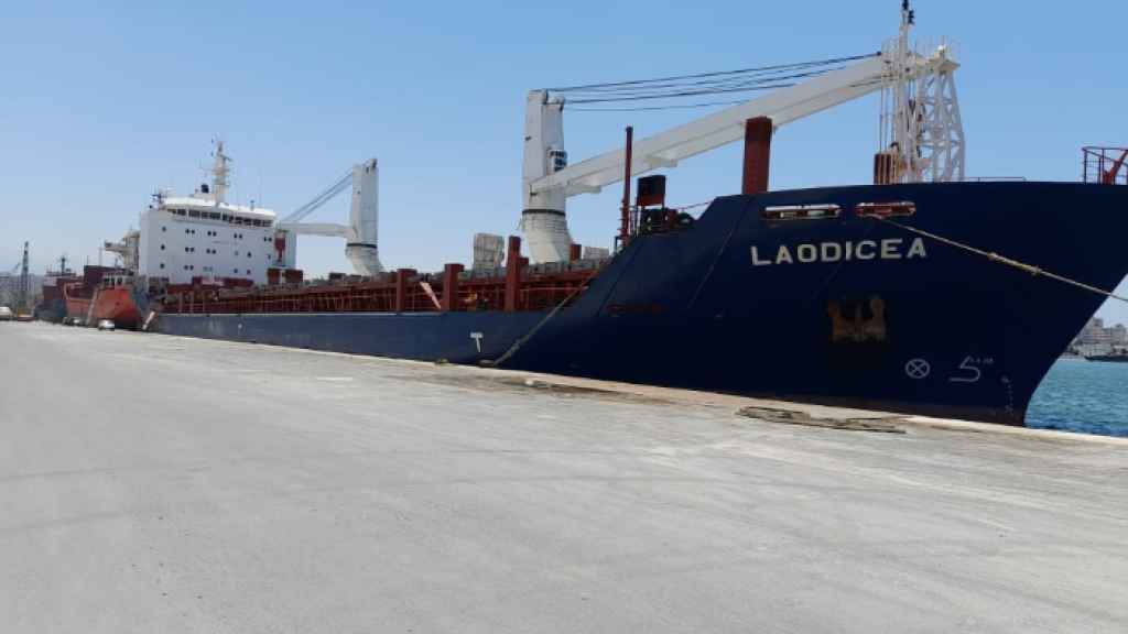 القضاء اللبناني يحجز باخرة في مرفأ طرابلس للتأكد من مصدر حمولتها… وزير الاشغال يقول إن القمح الذي تنقله «رسمي ولم يسرق»