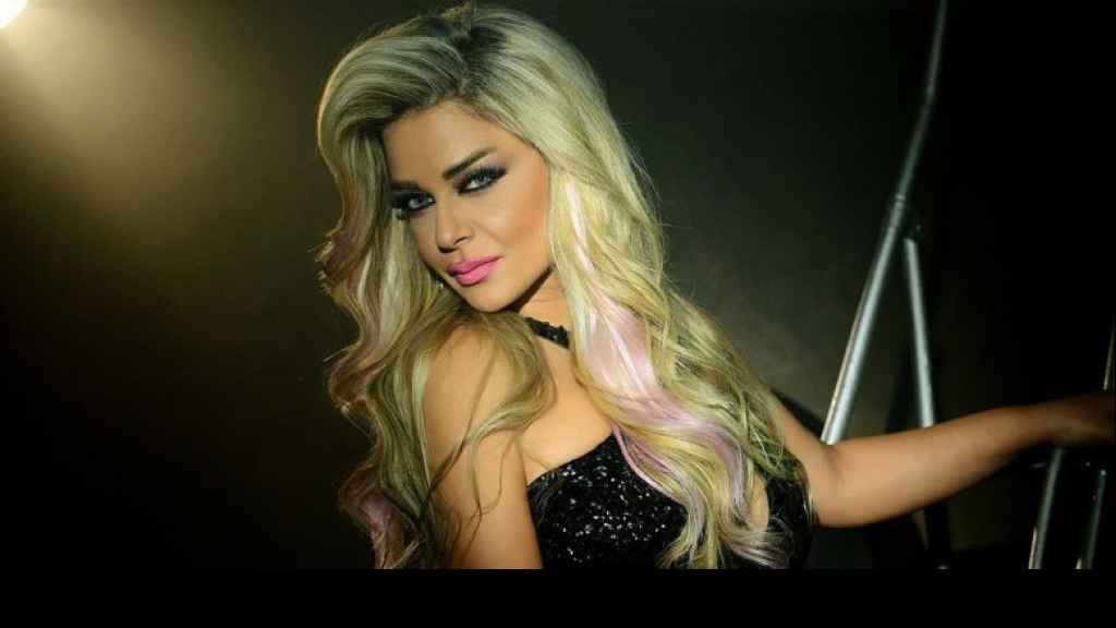 فنانة لبنانية شهيرة تظهر بعد غياب.. بملابس البحر تلاعب الدلافين (صورة)