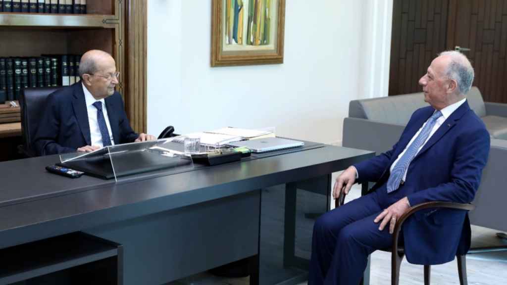 عون عرض الاوضاع مع وزير الدفاع 