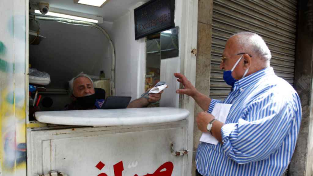 إقبال كثيف على شراء الدولار والطلب يزداد بشكل كبير