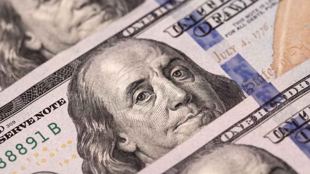 على أي سعر افتتح الدولار ؟