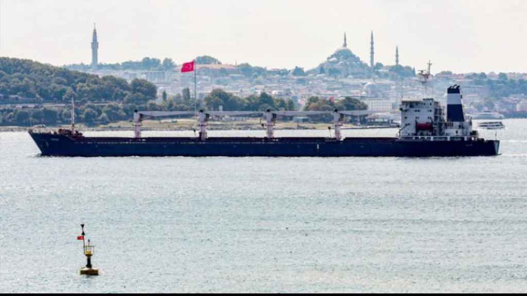 السفينة «رازوني» انتظرها اللبنانيون في طرابلس فتوجهت إلى مارسين التركية