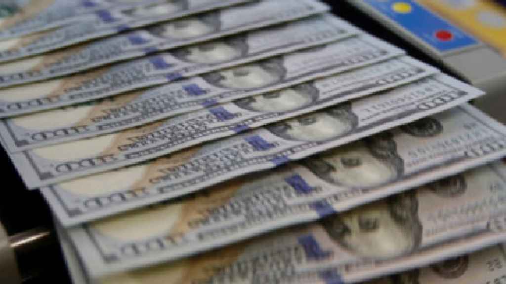 الدولار يرتفع في السوق السوداء على أي سعر افتتح ؟