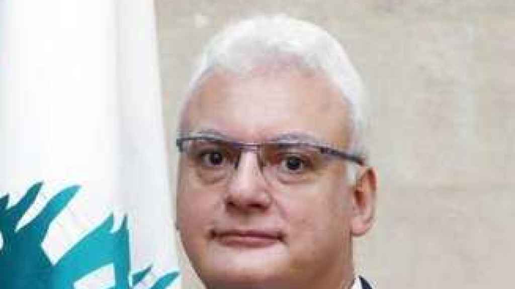 بالتفاصيل هكذا يحرم وزير الاتصالات جوني القرم الموظفين من الدولارات ليوزّعها على إحدى الشركات!