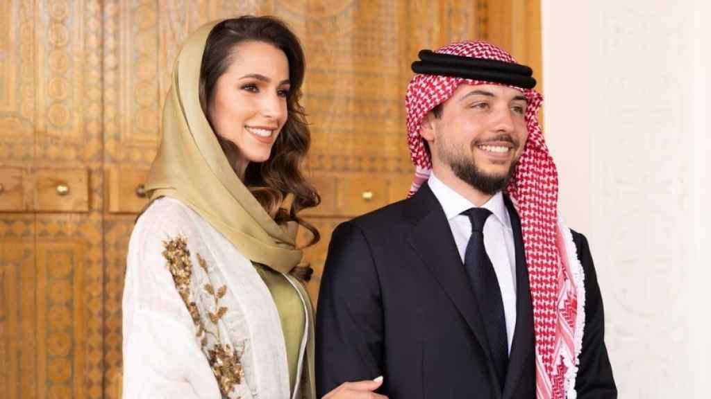 يتكون من 22 سيارة.. فيديو متداول لموكب ولي عهد الأردن في السعودية لحظة وصوله لخِطبة رجوة آل سيف