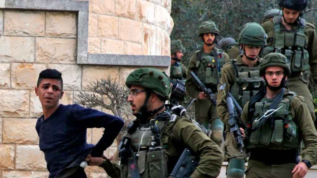 الاحتلال يواصل انتهاكاته في فلسطين.. اقتحامات واعتقالات والفلسطينيون يتصدون للمستوطنين جنوب الخليل