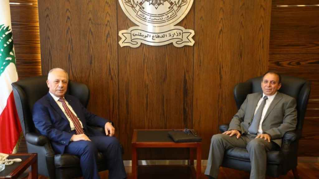 وزير الدفاع يستقبل القائم بأعمال السفارة الكويتية يعرض مع وزير المهجرين ملف النازحين
