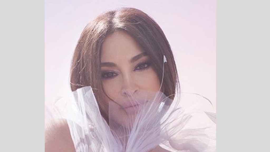 إليسا تكسر حاجز الـ 5 مليون مشاهدة بـ “أنا وبس”(فيديو)