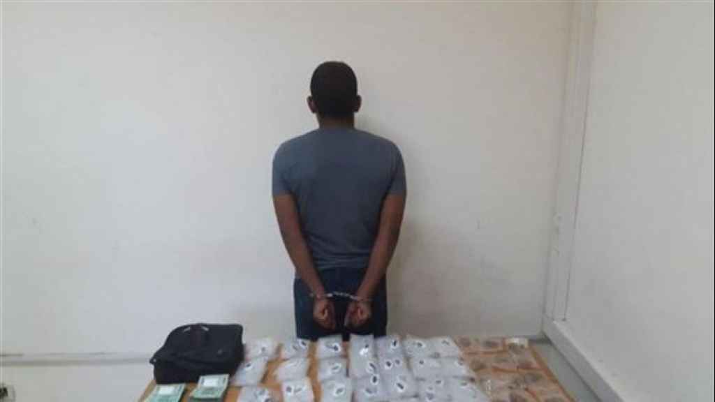 325 ظرفا من الكوكايين