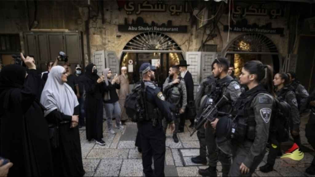 الاحتلال يواصل اعتداءاته على الفلسطينيين في الأقصى - فرض قيوداً على دخولهم، وأمَّن اقتحامات جديدة للمستوطنين