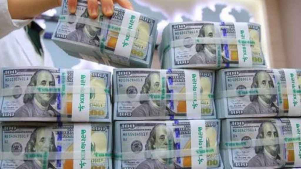 الصعود الجامح للدولار يثير مخاوف من انهيار عملات وحدوث أسوأ أزمة منذ 1997