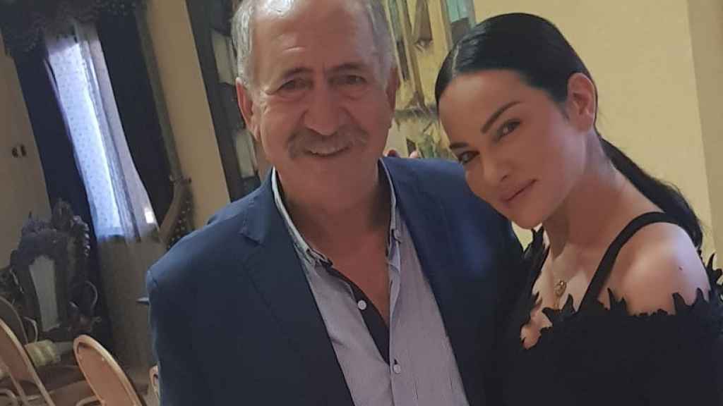 بشار إسماعيل يحتضن صفاء سلطان بإطلالة عفوية ويصفها بألطف فنانة (صور)