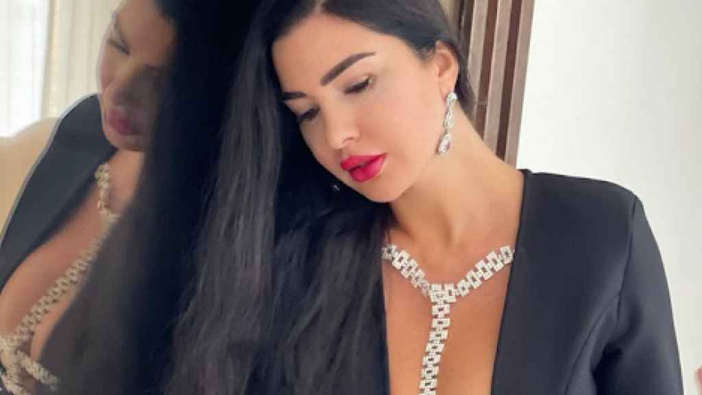 لاميتا فرنجية تستعرض أنوثتها بفستان أسود قصير و الجمهور 