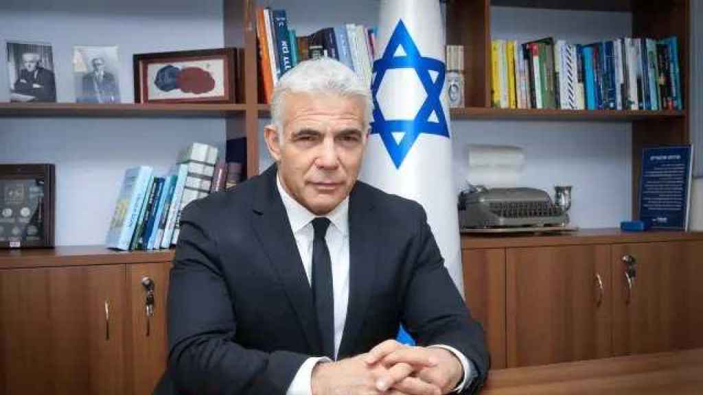لابيد: الترسيم مع لبنان تاريخي ويضمن استقرار حدودنا الشمالية.. وغانتس: لم نتنازل!