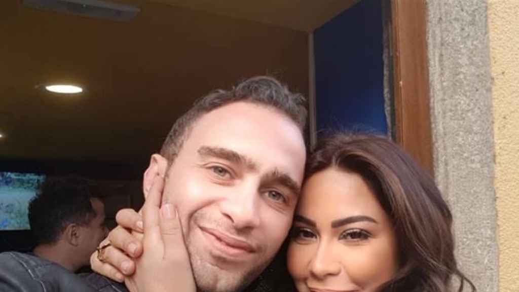 حسام حبيب ينتظر طليقته شيرين عبد الوهاب أمام المستشفى المحتجزة به.. الفنانة المصرية طمأنته على حالتها الصحية من شرفة غرفتها