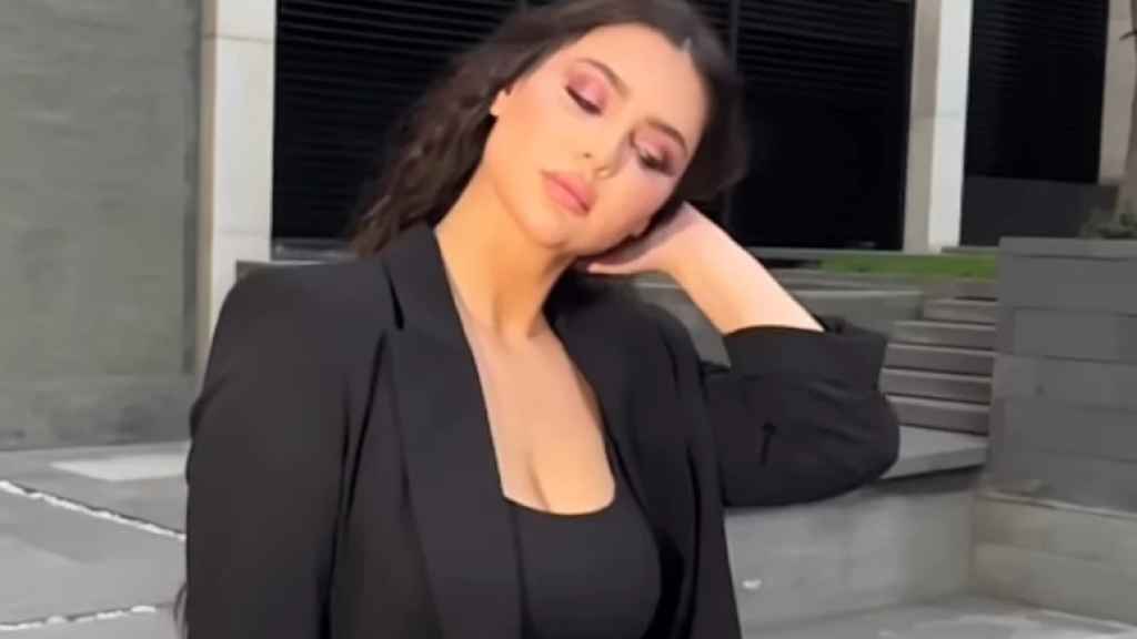 الفنانة قمر تظهر بفستان أسود جريء (صور)