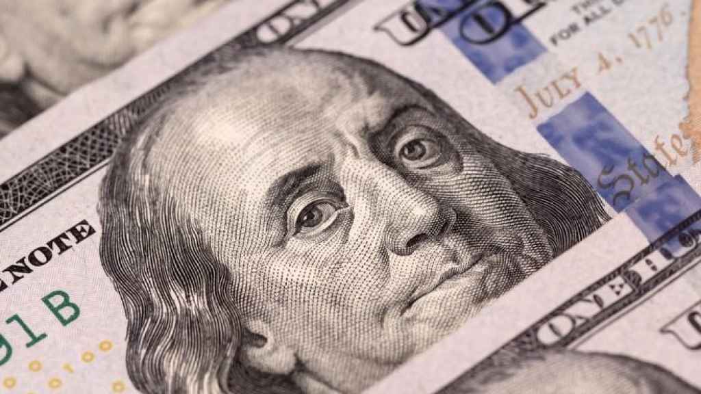 انخفاض سعر صرف الدولار ليسجل 36500.