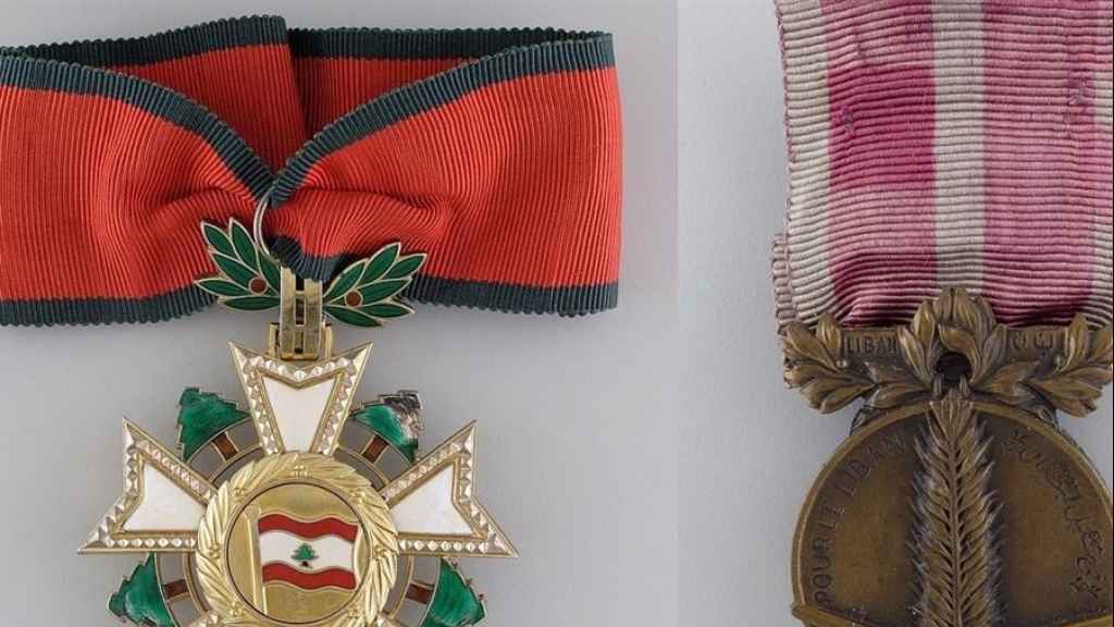 زحمة أوسمة في ربع الساعة الأخير من العهد