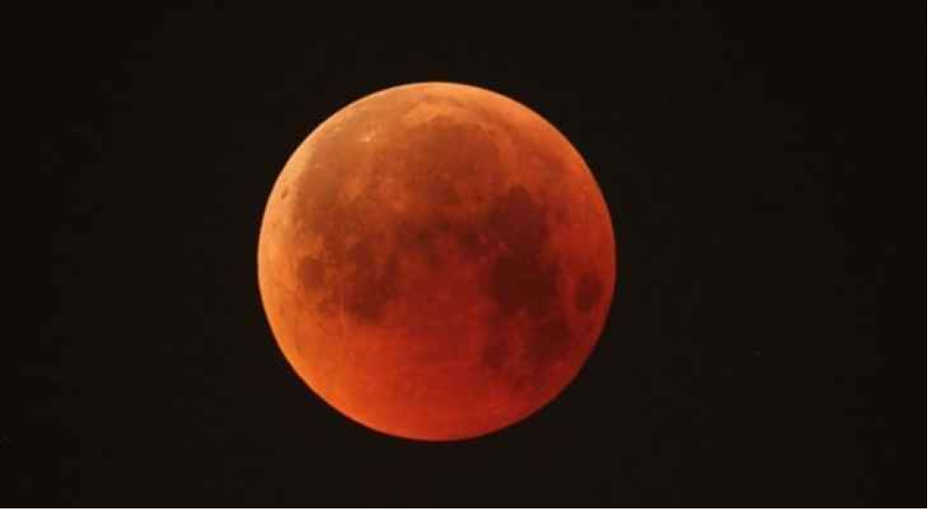 العالم يشهد آخر خسوف قمري كامل لمدة ثلاث سنوات اليوم يعرف باسم 
