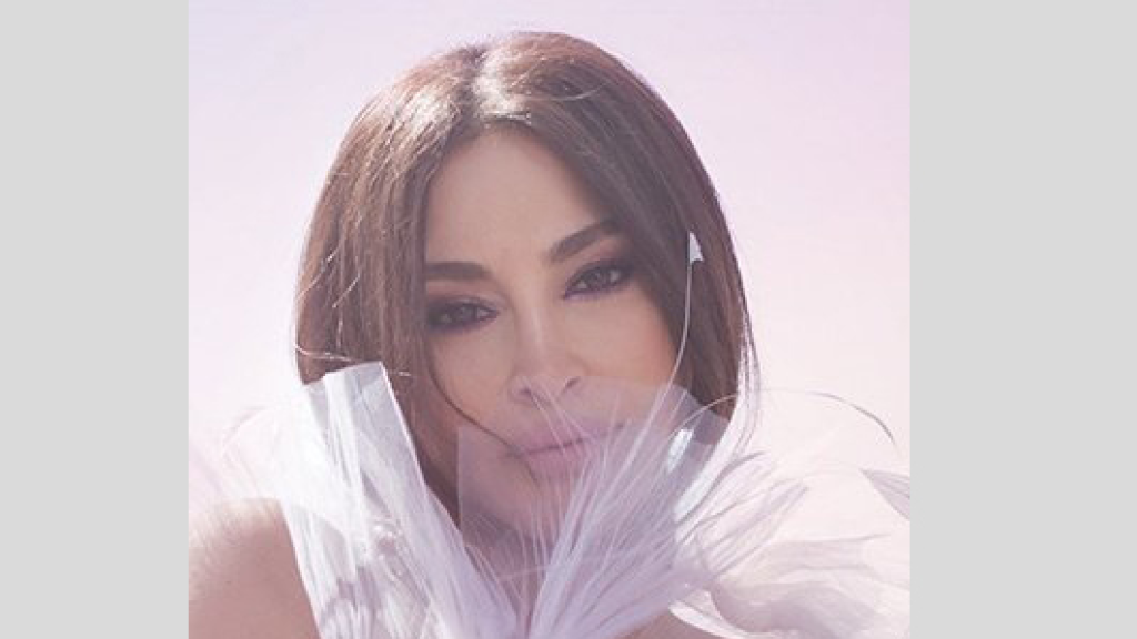 هاشتاغ “إليسا غير مرحب بكِ” يتصدر التريند في مصر .… وتعتذر من الشعب المصري