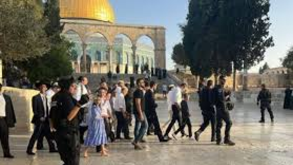 اعتقالات واسعة بالضفة.. ومستوطنون يقتحمون المسجد الأقصى