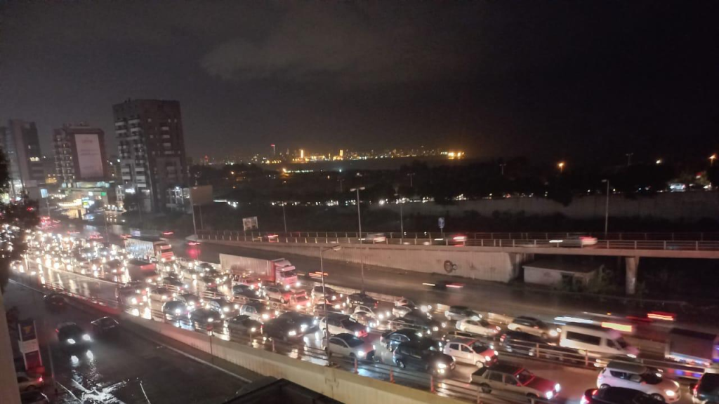 زحمة سير خانقة على المسلك الشرقي لاوتوستراد ضبية باتجاه جونية