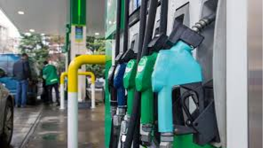 انخفاض بأسعار البنزين والمازوت.. ماذا عن الغاز؟