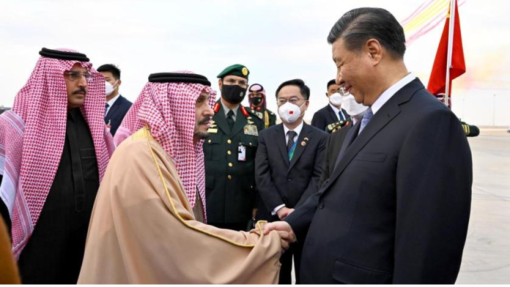 استقبال الرئيس الصيني لدى وصوله لمطار الملك خالد الدولي في السعودية (فيديو)