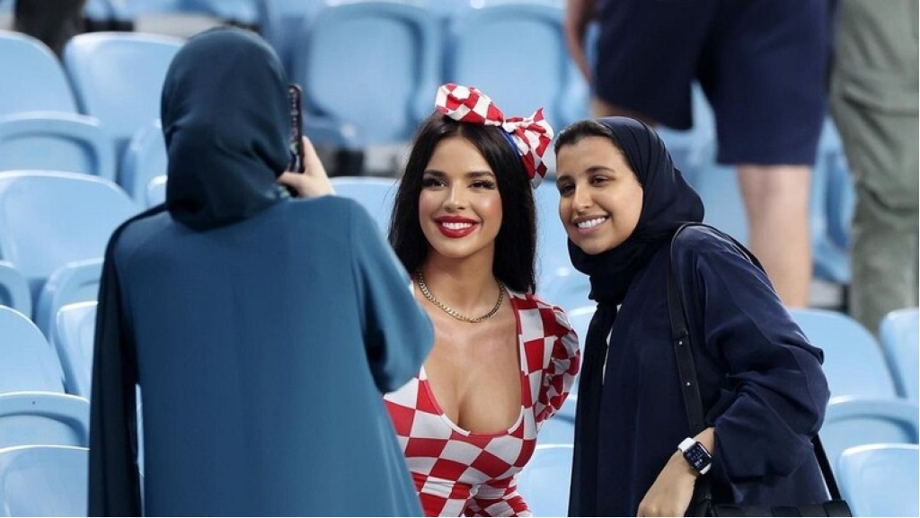إيفانا “المثيرة والجذابة” تودع الدوحة برسالة مؤثرة والدموع