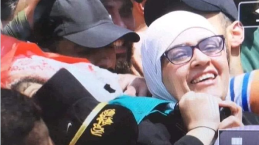أمهــات الشهداء يحملن نعوش أبنائهن … صورة المقاومة والصمود عـــام 2022