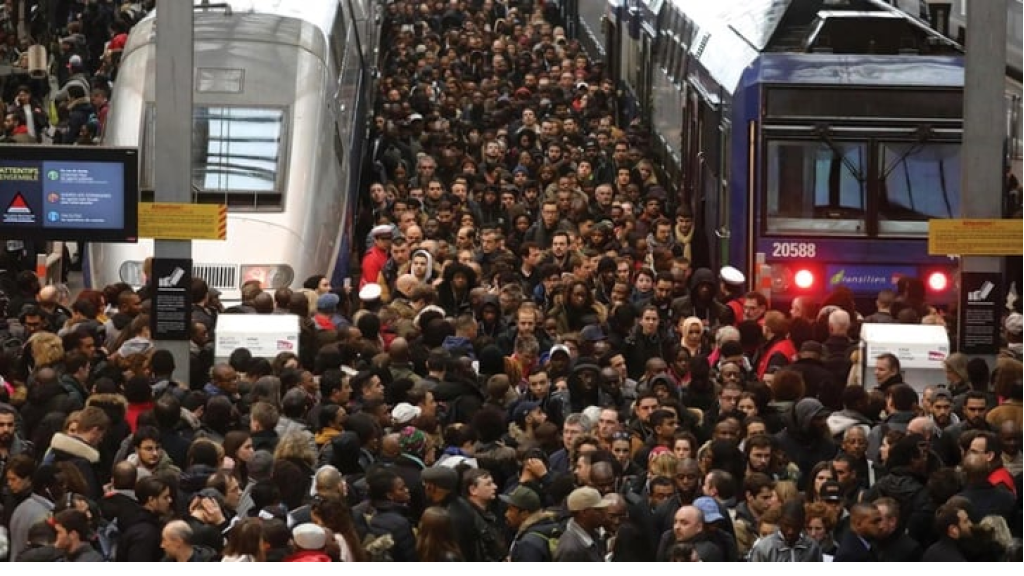 إضراب يشل قطاع النقل في فرنسا