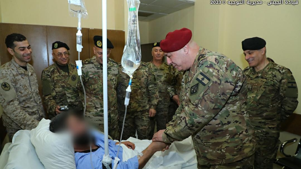 قائد الجيش زار العسكريين المصابين أثناء عملية الدهم في الضاحية