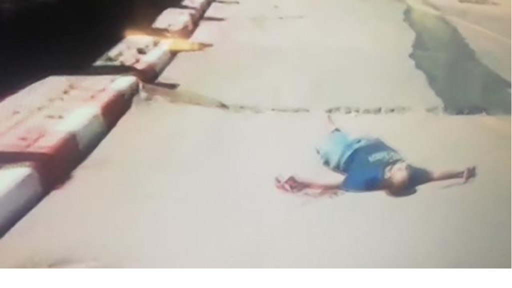 الاحتلال يقتل فلسطينياً بدم بارد ويصيب إبنه برام الله.. 