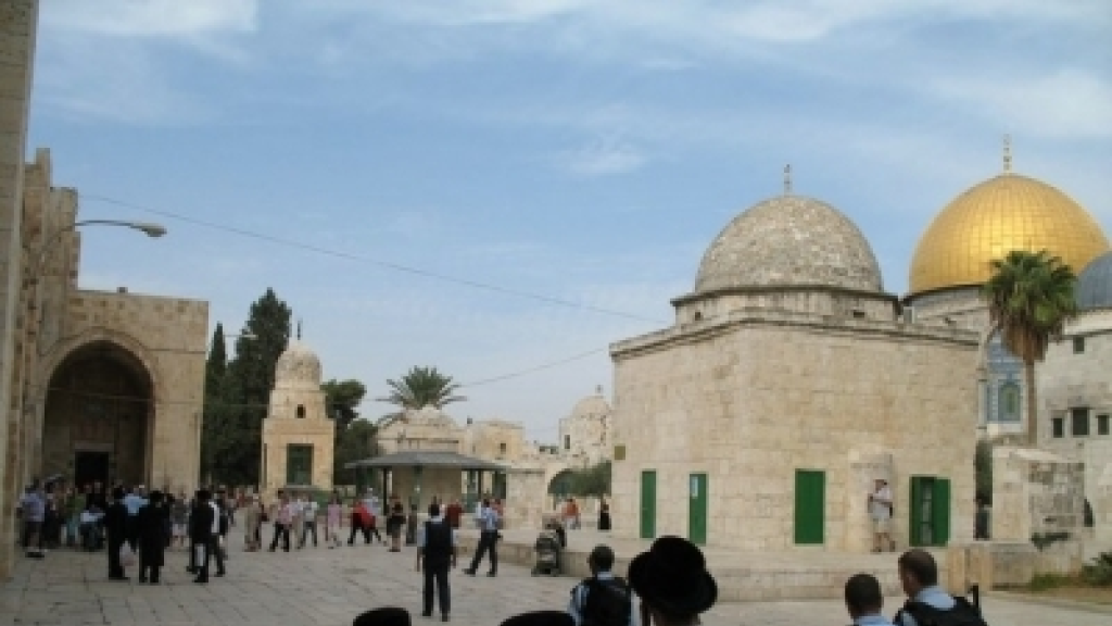 عشرات المستوطنين يقتحمون المسجد الأقصى