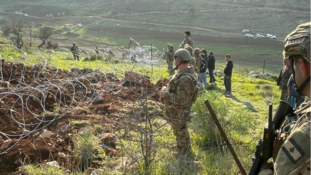 بالصورة- الجيش نقل شريطاً إسرائيلياً شائكاً إلى ما بعد الخط الأزرق