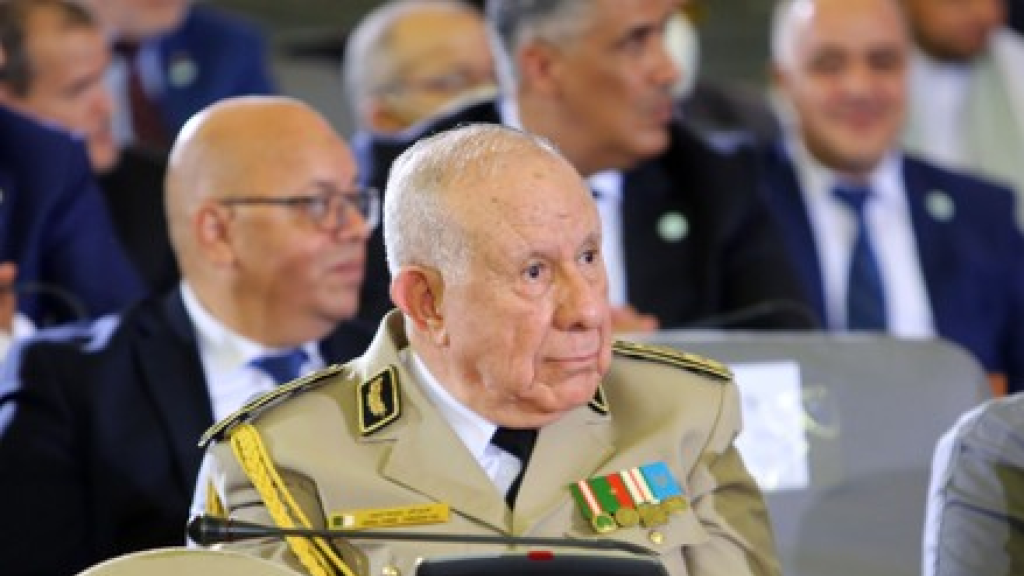 لأول مرة منذ 17 عاماً قائد الجيش الجزائري يزور فرنسا.. وماكرون يستقبله في قصر الإليزيه !!