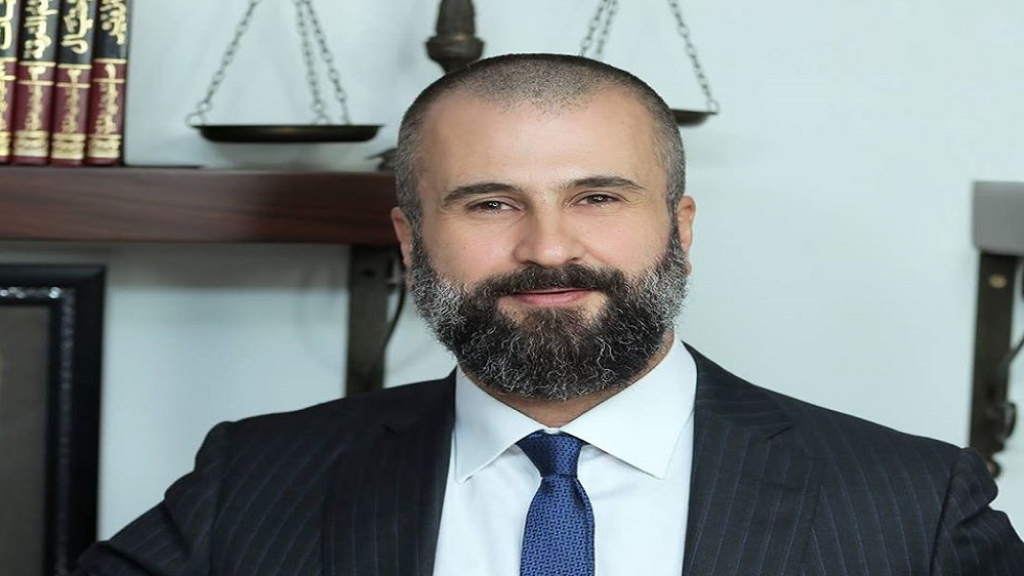 توقيف وتكبيل المحامي واصف الحركة