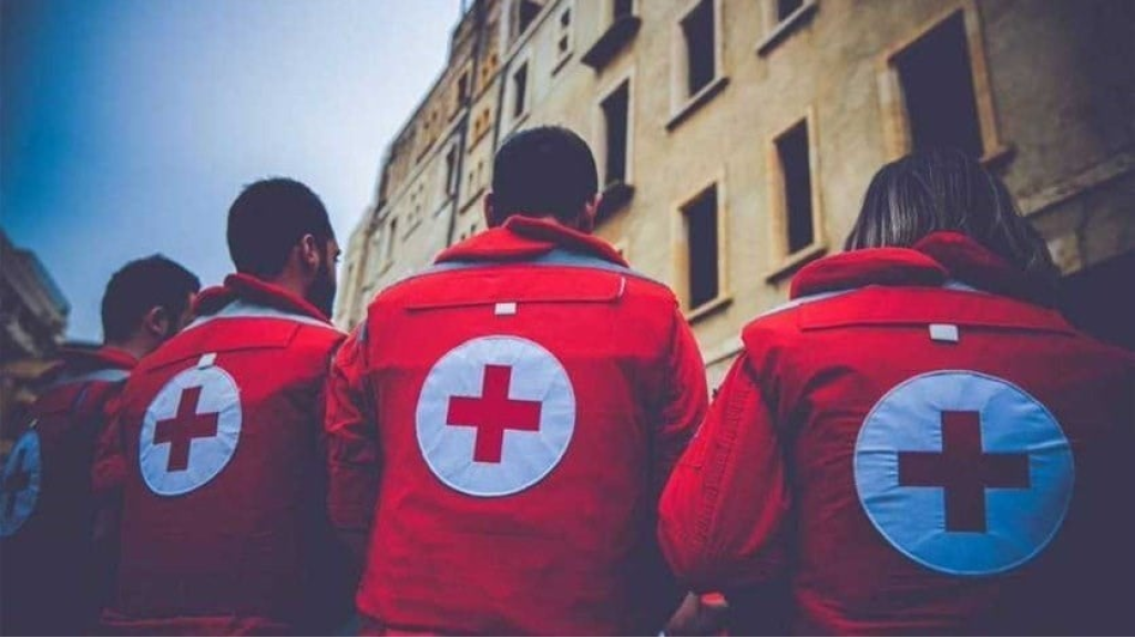 عصابة بلباس “الصليب الأحمر” يحملون بطاقات وهمية، بحجة لقاح الكوليرا مجانا