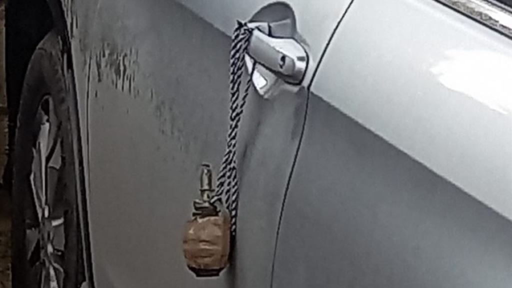 مربوطة بباب سيارة... العثور على قنبلة يدوية صالحة للتفجير في جبشيت!