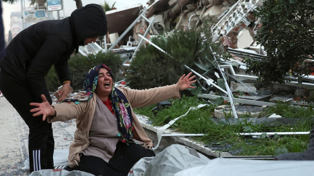 خفتت أصواتهم.. أمل إنقاذ العالقين بين الركام يخفت